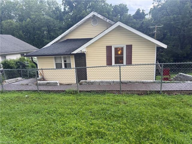409 E Oak Street, Mount Airy, NC 27030