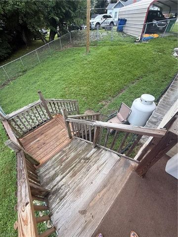 409 E Oak Street, Mount Airy, NC 27030