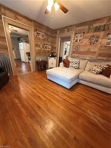 409 E Oak Street, Mount Airy, NC 27030