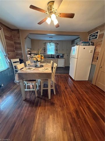409 E Oak Street, Mount Airy, NC 27030