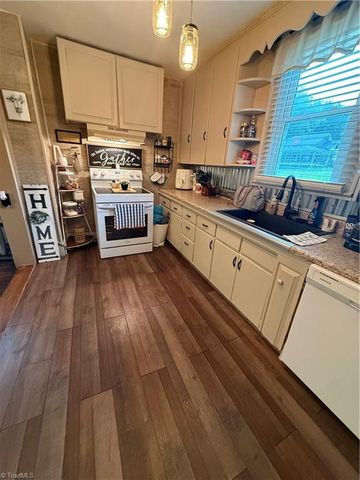 409 E Oak Street, Mount Airy, NC 27030