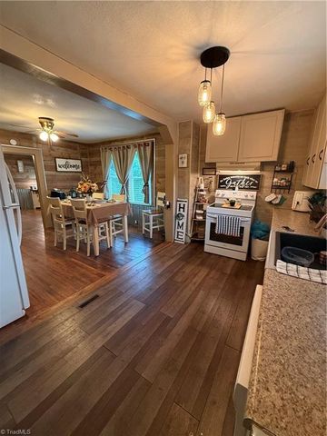 409 E Oak Street, Mount Airy, NC 27030
