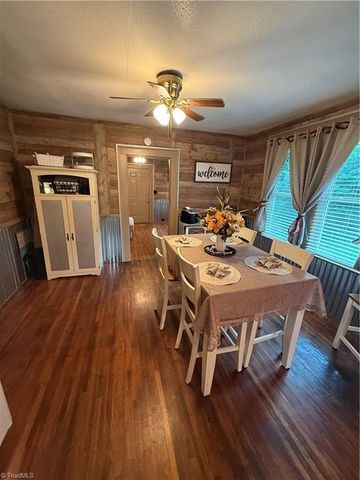 409 E Oak Street, Mount Airy, NC 27030