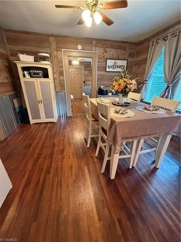 409 E Oak Street, Mount Airy, NC 27030