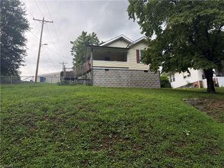 409 E Oak Street, Mount Airy, NC 27030