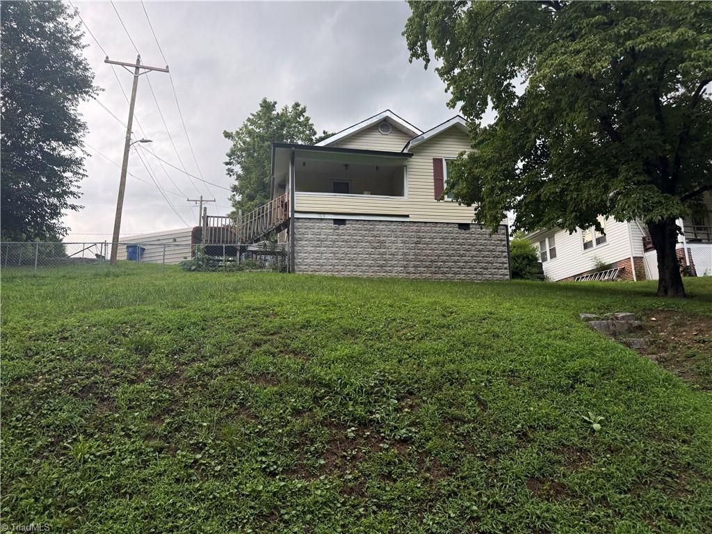 409 E Oak Street, Mount Airy, NC 27030