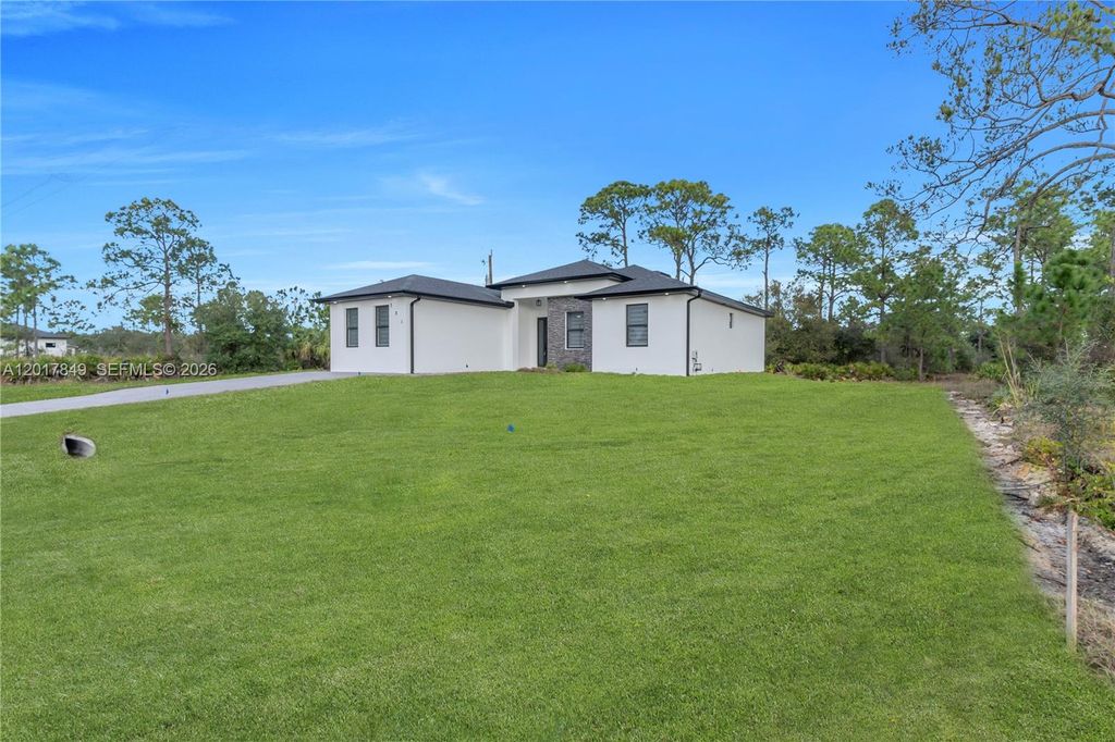 Image 11 of property listing at 301 E 17th St, Lehigh Acres, FL 33972