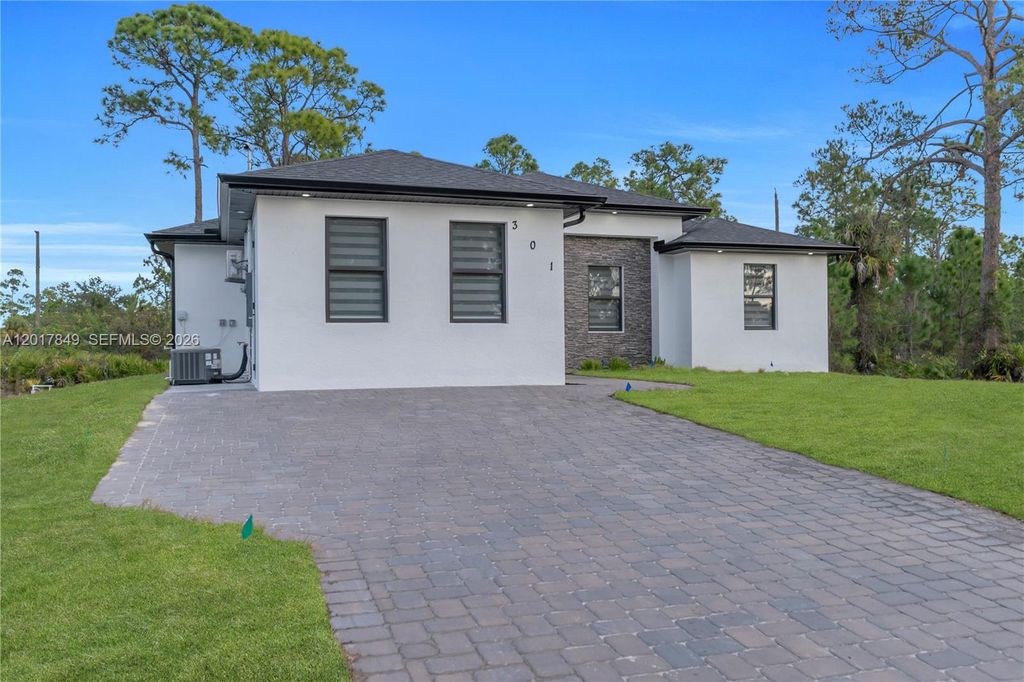 Image 9 of property listing at 301 E 17th St, Lehigh Acres, FL 33972