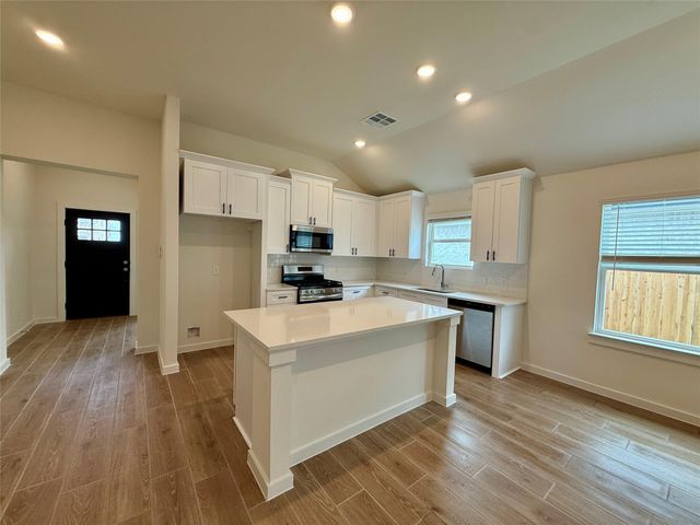 3130 Emerald Hills Drive, Angleton, TX 77515