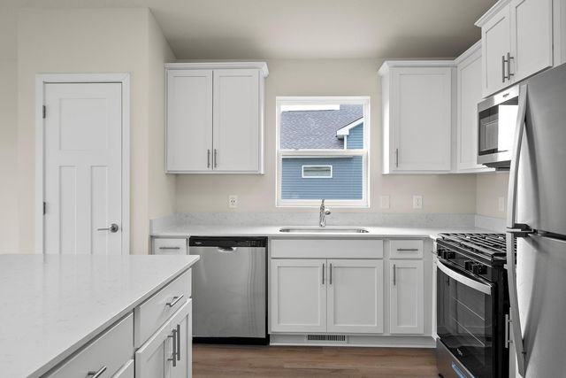 604 Redwood Loop N, Cambridge, MN 55008