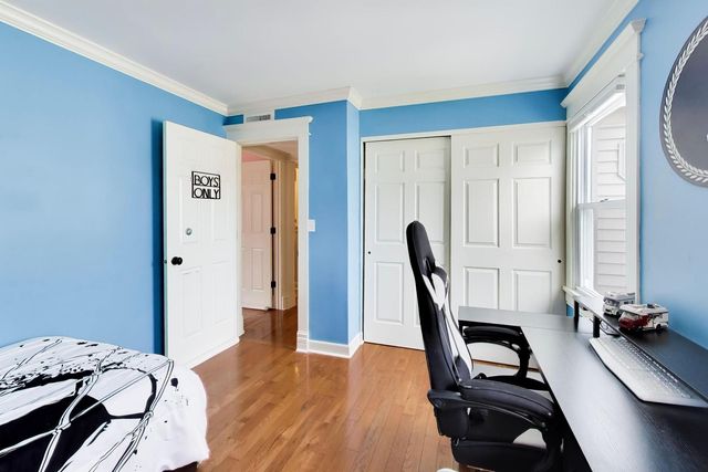 5083 Chambers Drive, Hoffman Estates, IL 60010