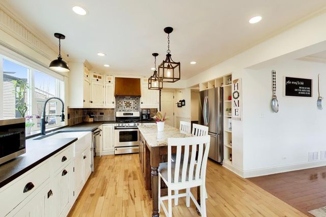 5083 Chambers Drive, Hoffman Estates, IL 60010