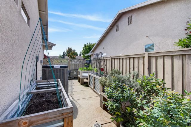 404 Mossy Ct, Lincoln, CA 95648