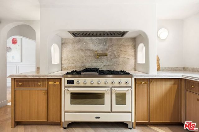 8244 Skyline Drive, Los Angeles, CA 90046