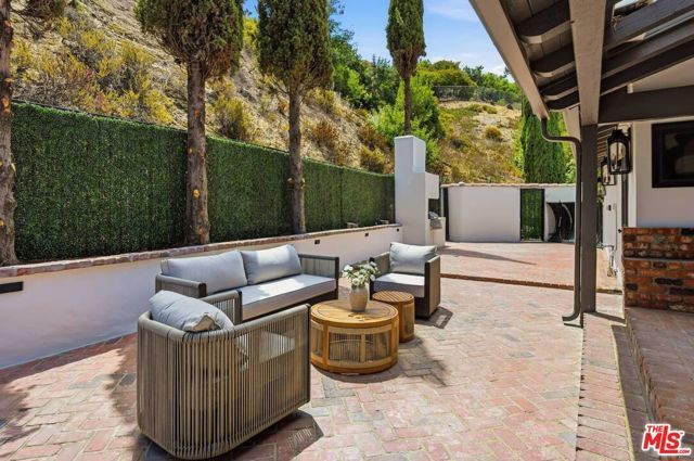 8244 Skyline Drive, Los Angeles, CA 90046