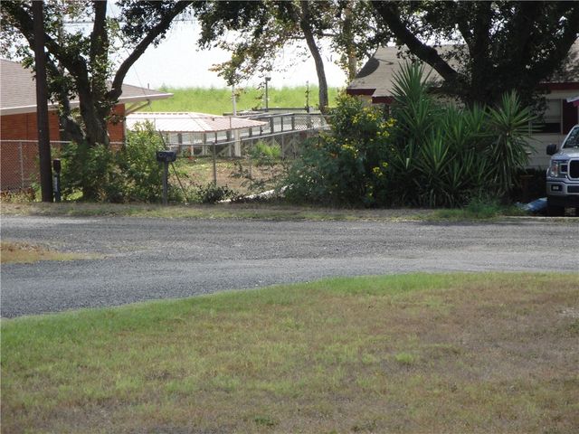 315 S Vista Dr S, Sandia, TX 78383