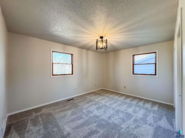 5408 W 52nd St Street, Sioux Falls, SD 57106