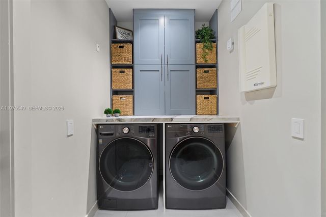 1077 Golden Cane Dr, Weston, FL 33327