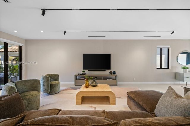 1077 Golden Cane Dr, Weston, FL 33327