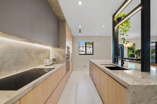 1077 Golden Cane Dr, Weston, FL 33327