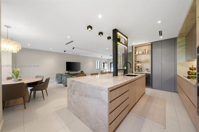 1077 Golden Cane Dr, Weston, FL 33327