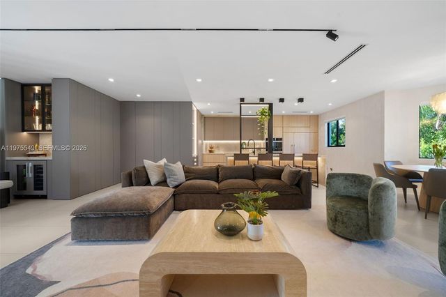 1077 Golden Cane Dr, Weston, FL 33327