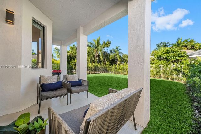 1077 Golden Cane Dr, Weston, FL 33327