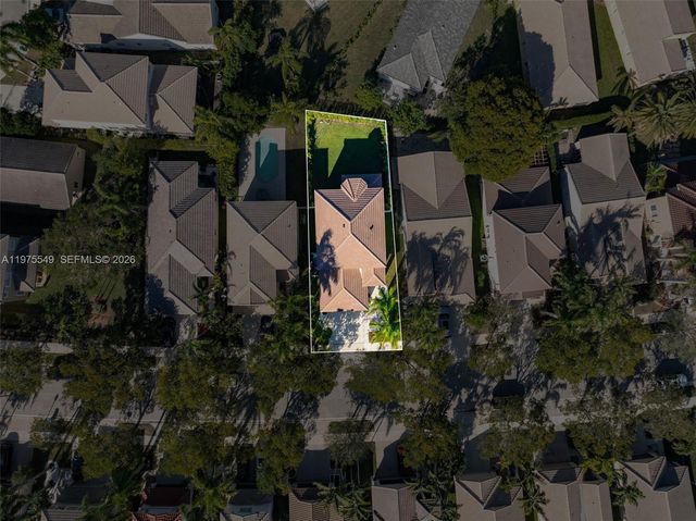 1077 Golden Cane Dr, Weston, FL 33327