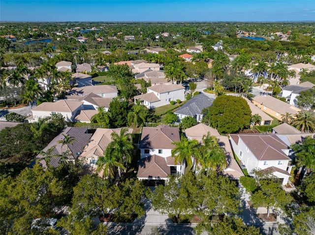 1077 Golden Cane Dr, Weston, FL 33327