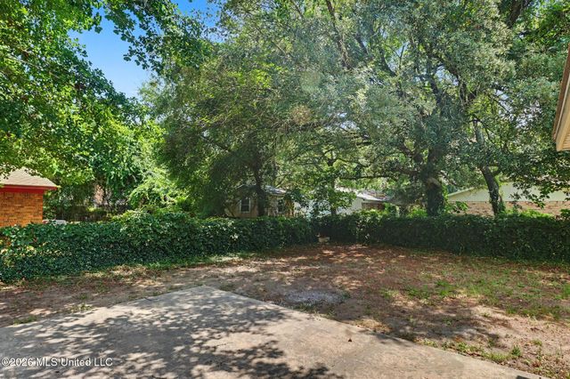 1520 S 10th Street, Ocean Springs, MS 39564