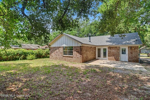 1520 S 10th Street, Ocean Springs, MS 39564