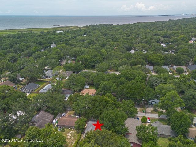 1520 S 10th Street, Ocean Springs, MS 39564
