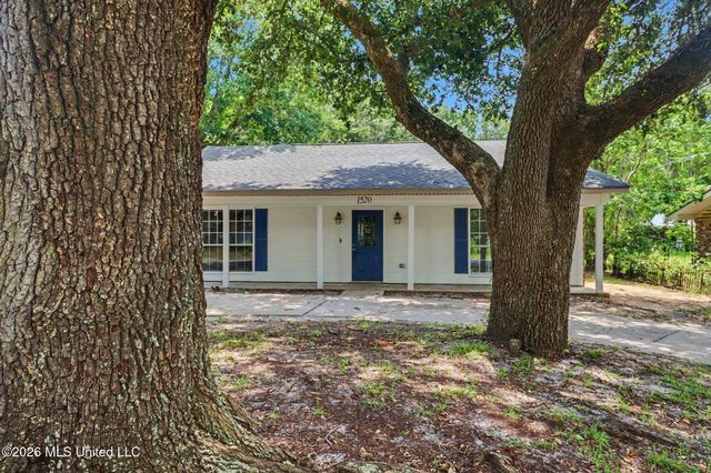 1520 S 10th Street, Ocean Springs, MS 39564