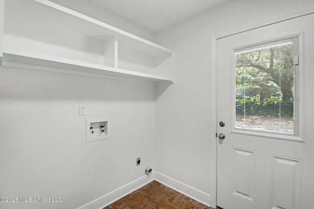 1520 S 10th Street, Ocean Springs, MS 39564