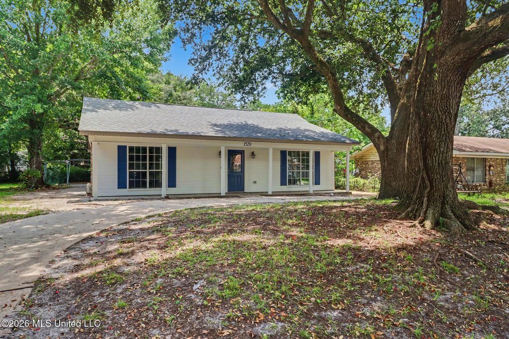 1520 S 10th Street, Ocean Springs, MS 39564