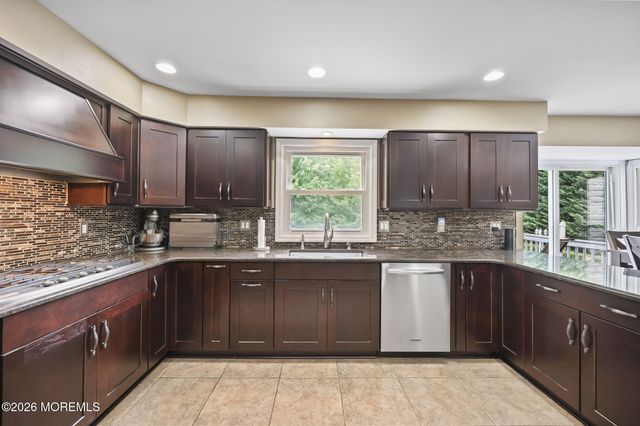 29 Tharp Lane, Marlboro, NJ 07746