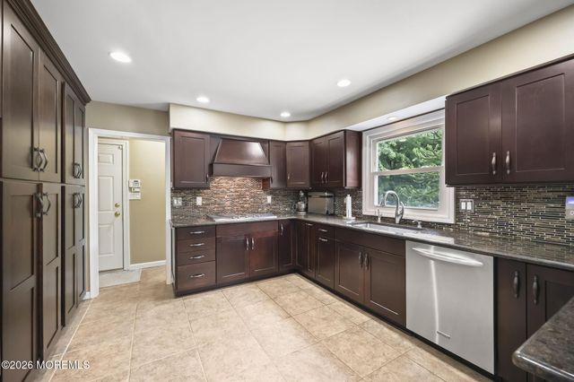 29 Tharp Lane, Marlboro, NJ 07746