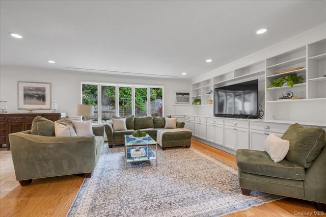 33 Poplar Place, Port Washington, NY 11050