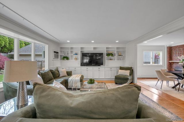 33 Poplar Place, Port Washington, NY 11050