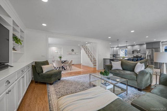 33 Poplar Place, Port Washington, NY 11050