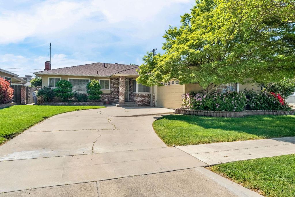 Image 1 of property listing at 3376 E Richert, Fresno, CA 93726