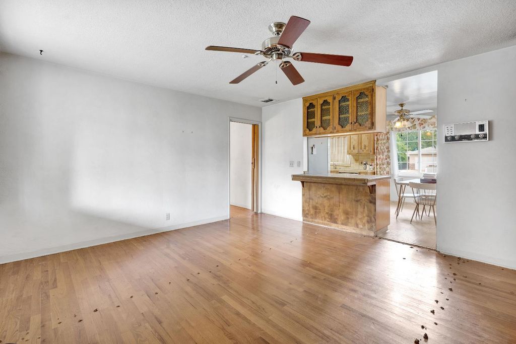 Image 11 of property listing at 3376 E Richert, Fresno, CA 93726