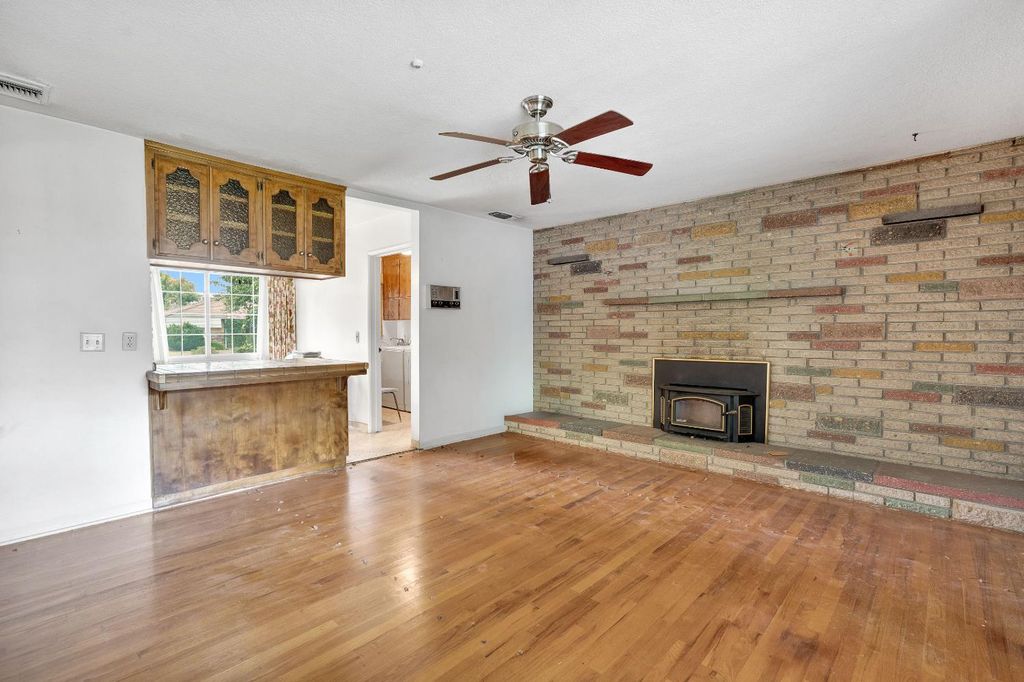Image 12 of property listing at 3376 E Richert, Fresno, CA 93726