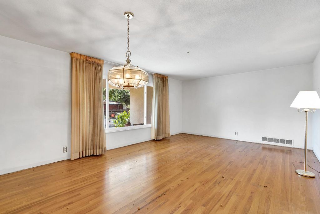 Image 14 of property listing at 3376 E Richert, Fresno, CA 93726