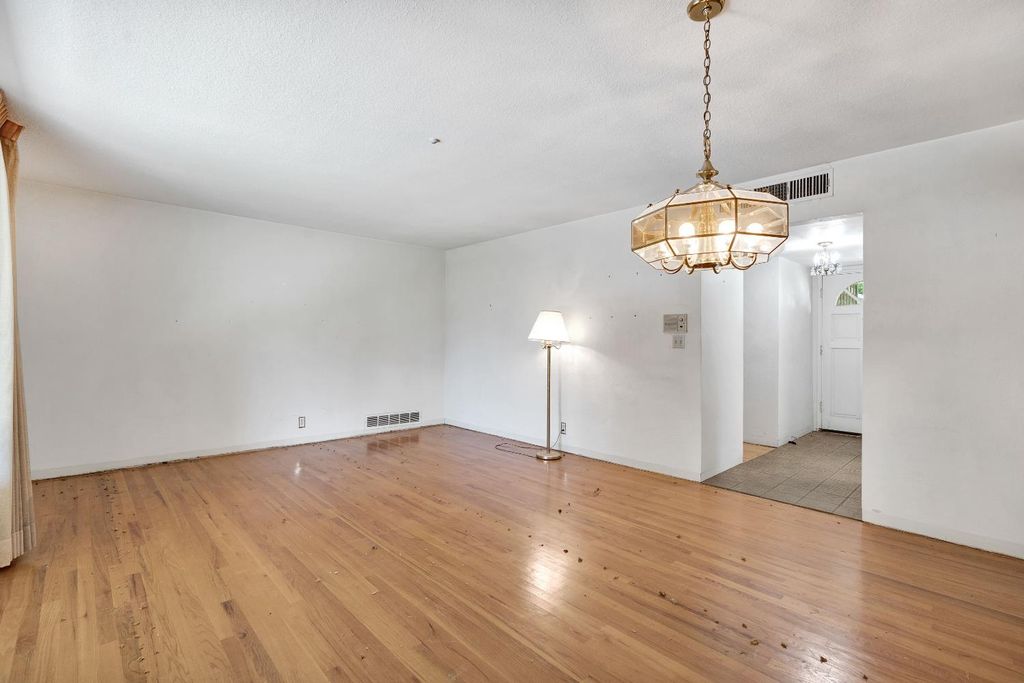 Image 15 of property listing at 3376 E Richert, Fresno, CA 93726