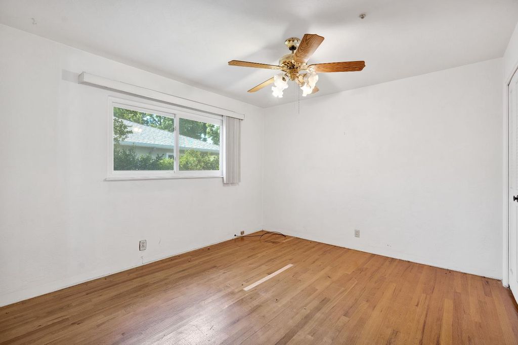 Image 20 of property listing at 3376 E Richert, Fresno, CA 93726