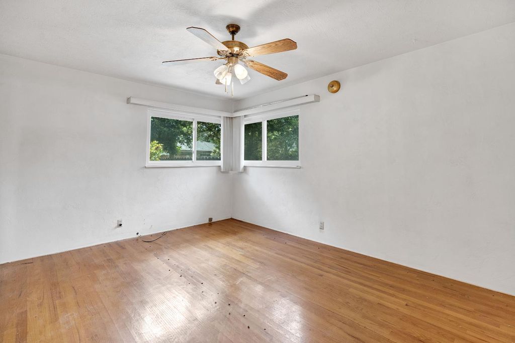 Image 23 of property listing at 3376 E Richert, Fresno, CA 93726