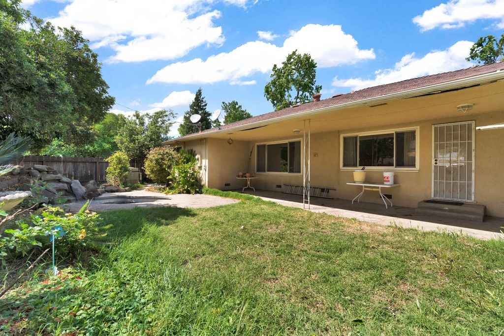 Image 27 of property listing at 3376 E Richert, Fresno, CA 93726