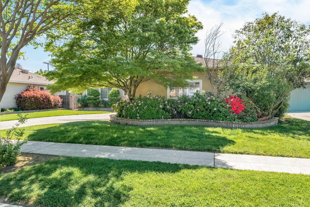 Image 3 of property listing at 3376 E Richert, Fresno, CA 93726