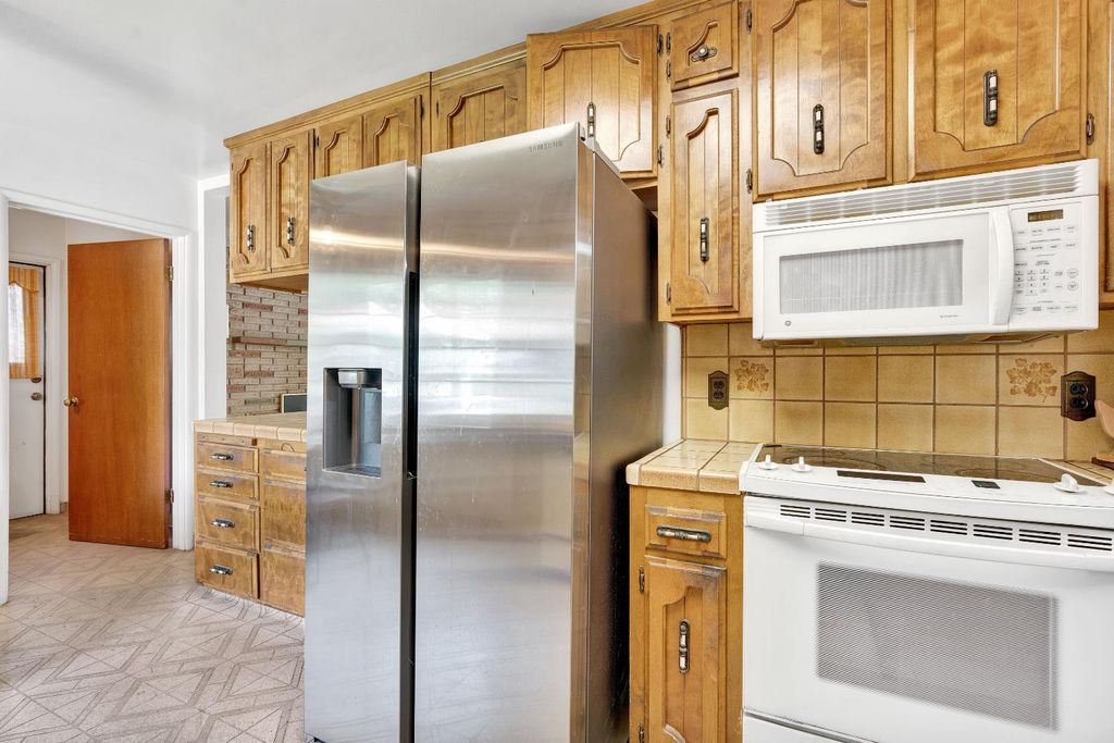Image 6 of property listing at 3376 E Richert, Fresno, CA 93726